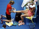 Dánská tenistka Caroline Wozniacká si nechává oetit nohu bhem zápasu na...