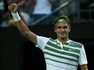 výcarský tenista Roger Federer zdraví diváky po postupu do 2. kola Australian...
