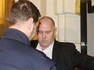 Vladimír Dbalý pichází k soudu (11.1.2016)
