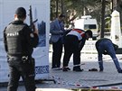 Turetí policisté pracují v míst exploze, která otásla istanbulským námstím...