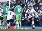 Moussa Debélé (vpravo) poslal po hodin hry Tottenham poprvé v zápase do vedení.