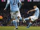 Sergio Agüero stílí ped koncem prvního poloasu druhý gól Manchesteru City do...