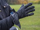 Zimní motorkáské rukavice zahejí a skútr se v nich dobe ovládá.
