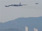 Americký bombardér B-52 v doprovodu stíhaek F-15K jihokorejských vzduných sil...