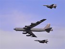 Americký bombardér B-52  v doprovodu amerických stíhaek F-16 a jihokorejských...