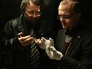 Numismatik Petr Vorel (vlevo) a hejtman Martin Netolický si prohlíejí jeden z...