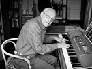 René Roubíek má ve své pracovn praského bytu piano. Hrát na nj dokáe celé...