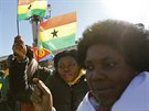 Migrantky z Ghany mávají vlajkami své zem (17. ledna 2016).