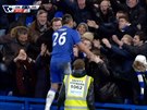 John Terry z Chelsea skáe mezi fanouky po vyrovnávacím gólu na 3:3 proti...