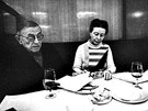 Jean-Paul Sartre s partnerkou Simone de Beauvoirovou v kavárn