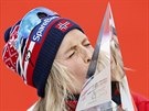 Therese Johaugová líbá trofej pro vítzku Tour de Ski.
