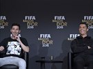 Lionel Messi a Cristiano Ronaldo se smjí na tiskové konferenci ped vyhláením...