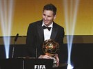 Nejlepším fotbalistou roku 2015 se stal Lionel Messi. Tleská mu vítěz z roku...