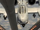 A-10 Thunderbolt II tankuje bhem mise 22. dubna 2015 z tankeru KC-135R...