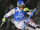 Slovenská lyaka Veronika Velez-Zuzulová na trati slalomu ve Flachau.