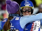 árka Strachová (vlevo) gratuluje Veronice Velez-Zuzulové, vítzce slalomu ve...