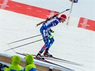 eský biatlonista Michal Krmá dojídí do cíle vytrvalostního závodu  v...
