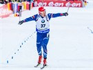 eský biatlonista Ondej Moravec dojídí do cíle vytrvalostního závodu  v...
