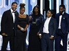 Herec Denzel Washington vzal na scénu celou svou rodinu.