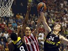 Jan Veselý (vpravo) z Fenerbahce úspn blokuje útok Crvené zvezdy Blehrad,...