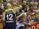 Nemanja Dangubi (vpravo) z Crvené zvezdy Blehrad útoí na ko Fenerbahce,...