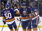 Adam Pelech, Kyle Okposo a Brock Nelson se radují z gólu NY Islanders.
