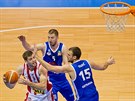 Pardubický basketbalista Kamil vrdlík (vlevo) se tlaí k ostravskému koi,...