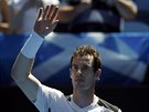 ÚSP̊NÝ START. Andy Murray zdraví fanouky po výhe v 1. kole Australian Open...