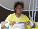 VÝMNA ELENKY. Rafael Nadal pi pauze v utkání s Fernandem Verdaskem.