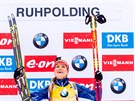 Gabriela Soukalová se raduje z triumfu v hromadném závodu v Ruhpoldingu.