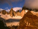 Rud nasvícené skalní stny masivu Fitz Roy v národním parku Los Glaciares