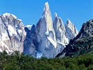 Skalní jehla Cerro Torre v NP Los Glaciares se zvedá z krajiny stálezelených...