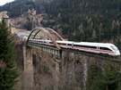Dálkový rychlík na Trisannském viaduktu v Tyrolsku. Tudy pojedete na trati mezi...