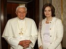 Pape Benedikt XVI. a manelka britského premiéra Tonyho Blaira Cherie Blairová...