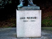 Podstavec sochy Jana Nerudy na Petříně.