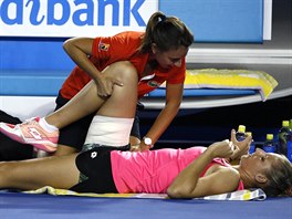 esk tenistka Kristna Plkov je v pi fyzioterapeutky v utkn 1. kola...