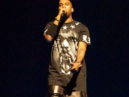 Pánské sukně si oblíbila i spousta osobností z rapové scény. Pionýrem byl Kanye...
