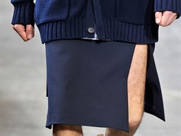 Že i v kombinaci s odhalenýma nohama může pánská sukně vypadat přinejmenším...