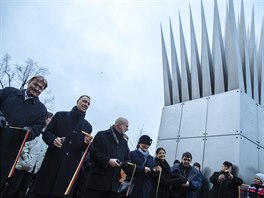 Ceremoniálu se zúastnila dcera autora skulptur Johna Hejduka Renata,...