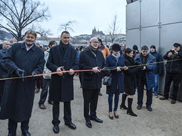 Víc jak stovka lidí v sobotním mrazivém poasí pihlíela odhalení pomníku Jana...