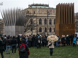 Ped slavnostním pestiením pásky promluvila také dcera amerického sochae a...