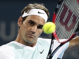 Roger Federer ve finlovm souboji s Milosem Raonicem v Brisbane.