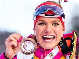 Gabriela Soukalová s bronzovou medailí z vytrvalostního závodu v Ruhpoldingu.