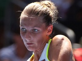 esk tenistka Karolna Plkov v duelu 1. kola Australian Open s Francouzkou...