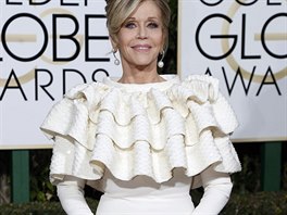 Jane Fonda (78) vzbudila výběrem svých šatů rozpačité reakce. Smetanově bílou...