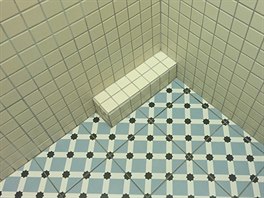 Detail na podlaze toalety. Úel nedokázal nikdo vysvtlit.