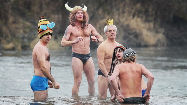 Otuilci si zaplavali ve vodch Radbuzy. Plavn bylo malm karnevalem. (10. ledna 2016)