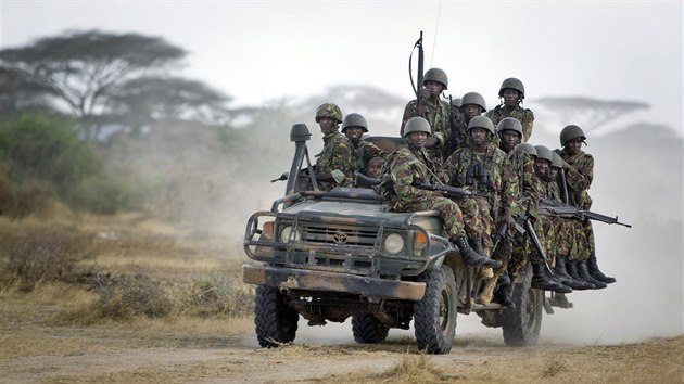 Keňští vojáci na cestě na svou základnu v Somálsku. (20. února 2012)