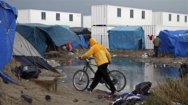 Uprchlick slum u Calais nahrazuj obytn kontejnery (14. ledna 2016)