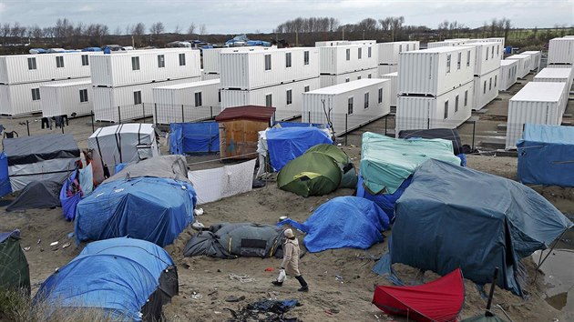 Uprchlický slum u Calais nahrazují obytné kontejnery (14. ledna 2016)